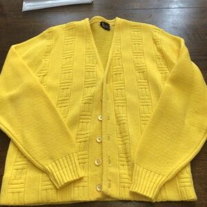 Vintage Campus men’s bright yellow sweater. Size medium. Great shape.